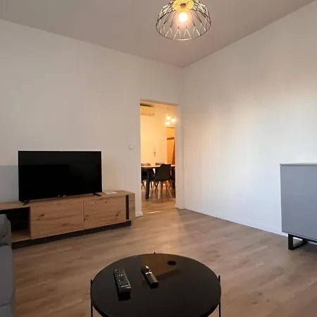 Air Conditioned 3 Apartment, Near Technopol ברטיסלאבה